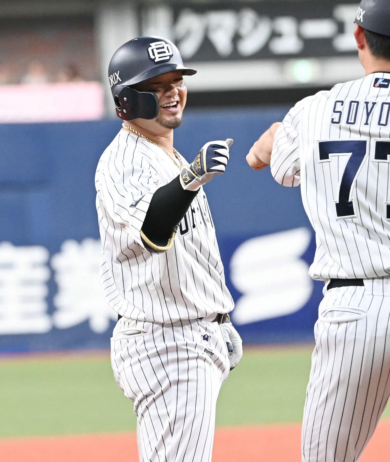 オリックス対日本ハム　3回裏オリックス1死二塁、左中間に適時三塁打を放った森はコーチとタッチ（撮影・和賀正仁）