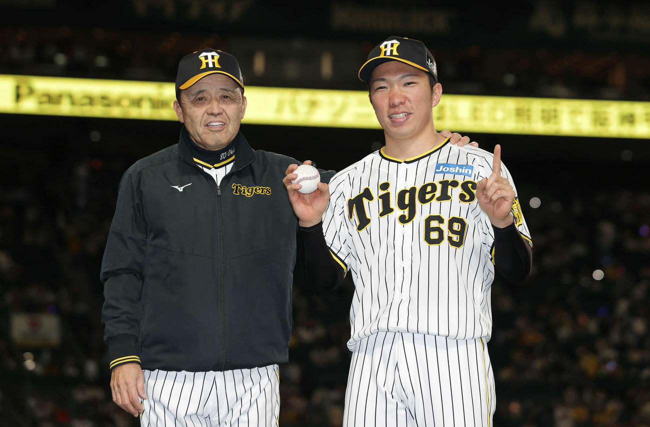 阪神対ヤクルト　プロ初勝利を挙げ、阪神岡田監督（左）の祝福を受ける石井（2023年5月11日撮影）