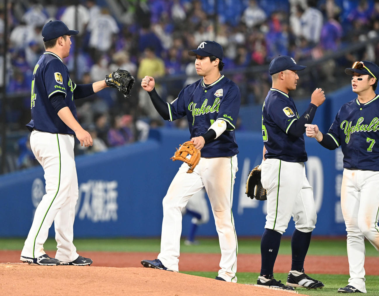 DeNA対ヤクルト　引き分けに終わったヤクルト山田（左から2人目）は大西（左）とグータッチ（撮影・山崎安昭）