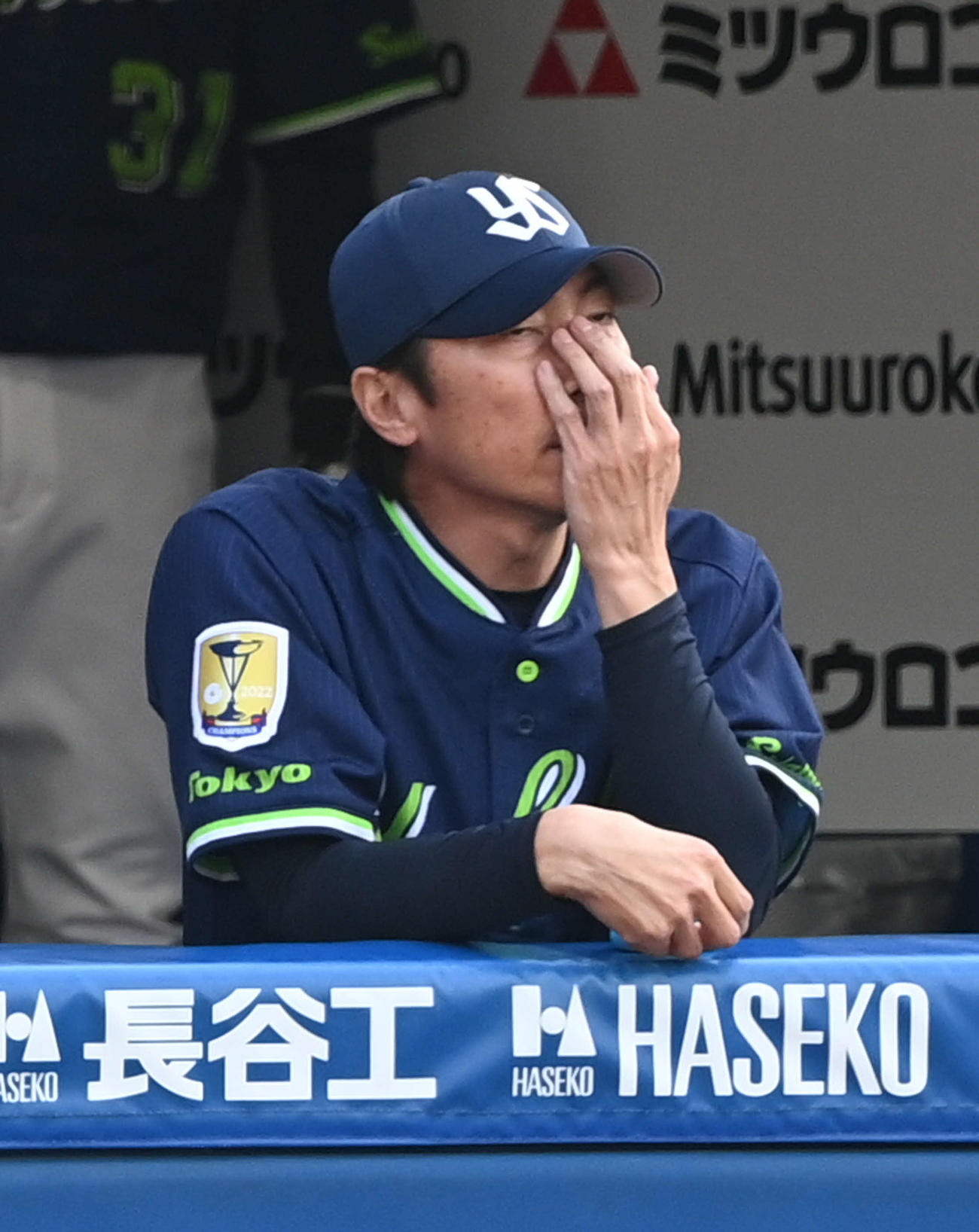 DeNA対ヤクルト　8回表ヤクルト1死一塁、高津監督は二塁盗塁を狙った並木の憤死で険しい表情（撮影・山崎安昭）