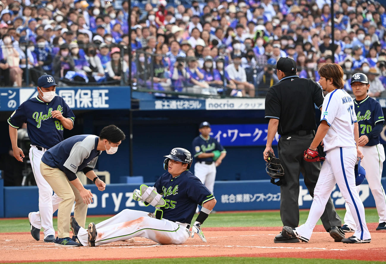 DeNA対ヤクルト　10回表ヤクルト1死一、三塁、三嶋（右から2人目）は死球を当てた村上（同4人目）に近づく（撮影・山崎安昭）