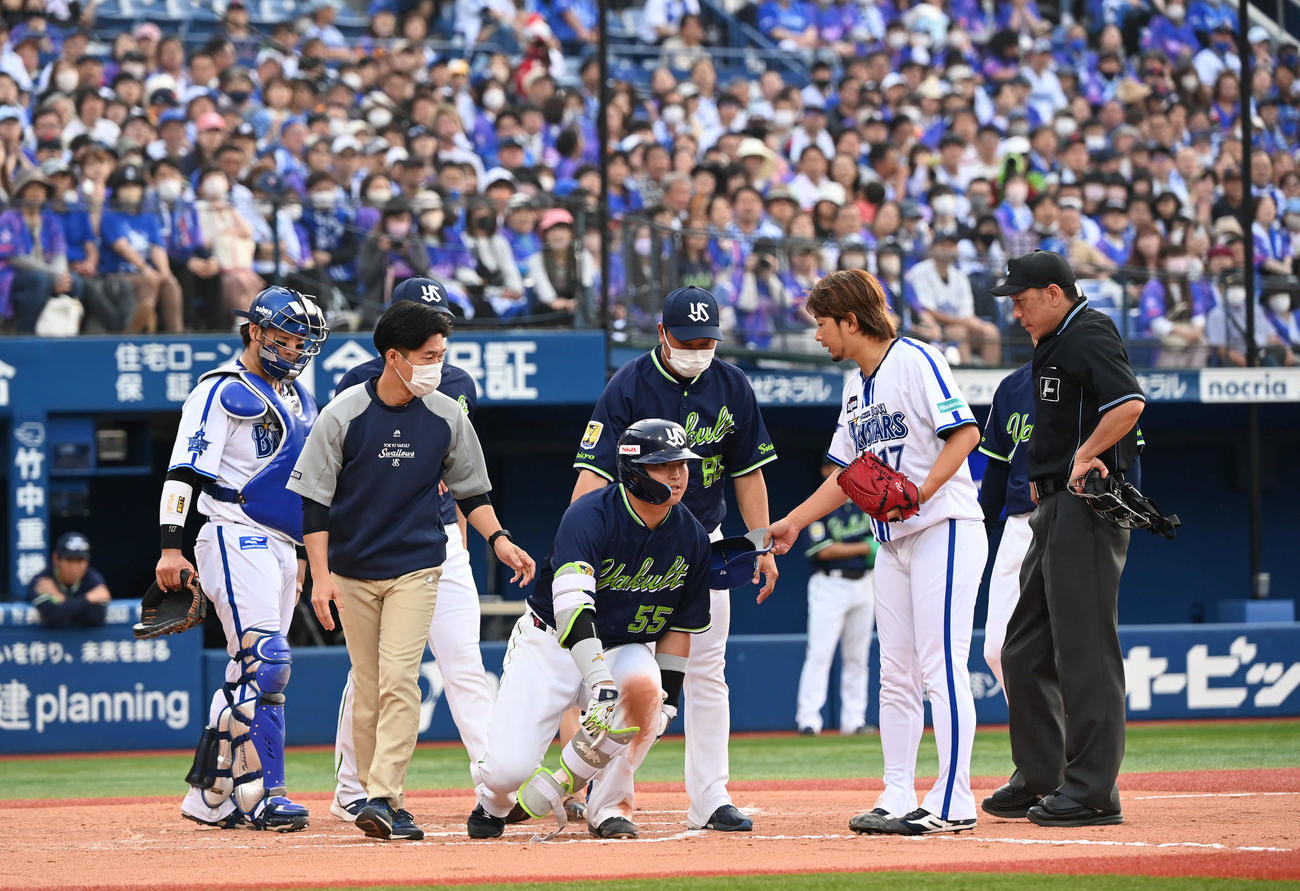 DeNA対ヤクルト　10回表ヤクルト1死一、三塁、三嶋（右から2人目）は死球を当てた村上（同4人目）に謝罪（撮影・山崎安昭）