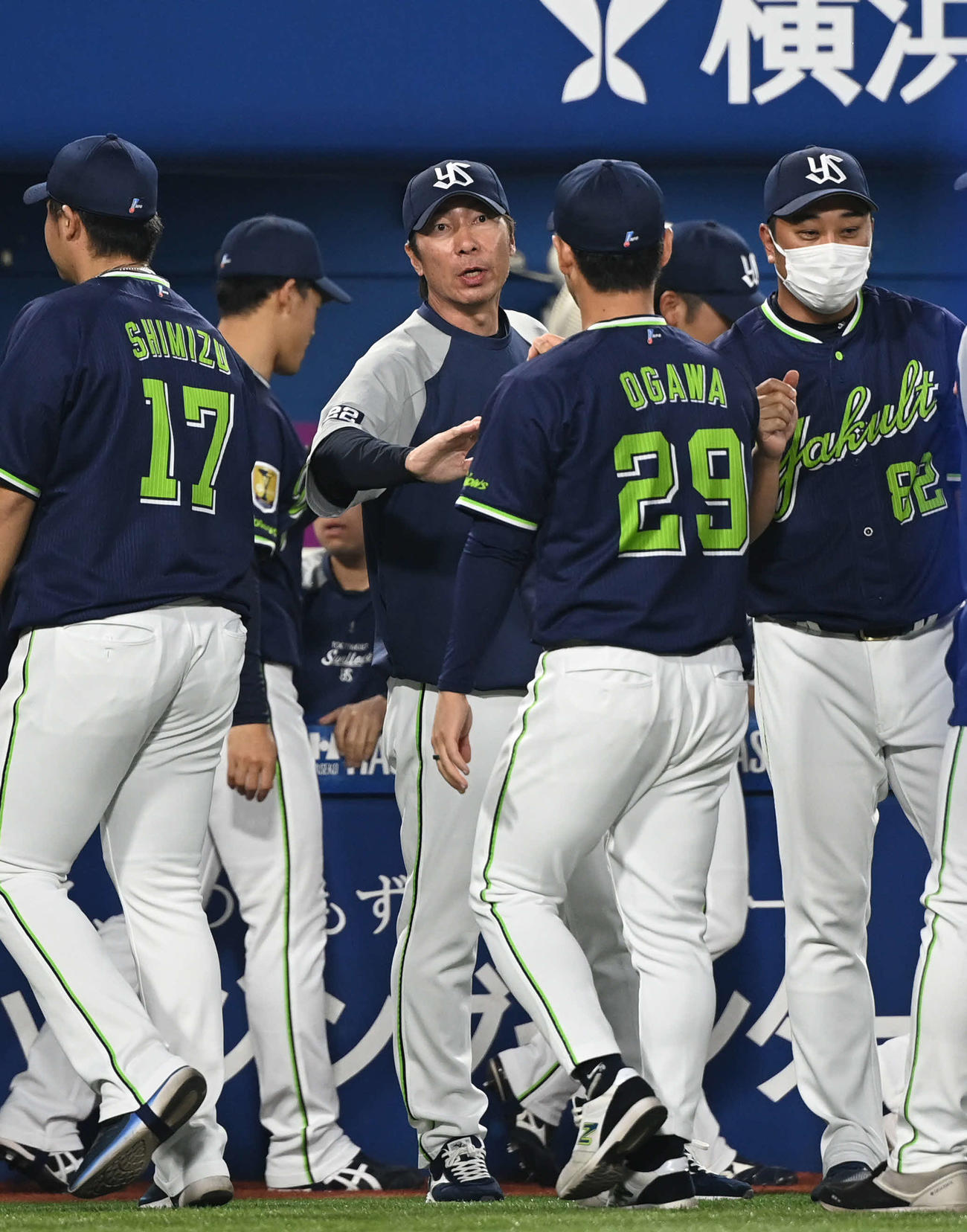 DeNA対ヤクルト　引き分けに終わったヤクルト高津監督（中央）は小川（右から2人目）とタッチを交わす（撮影・山崎安昭）