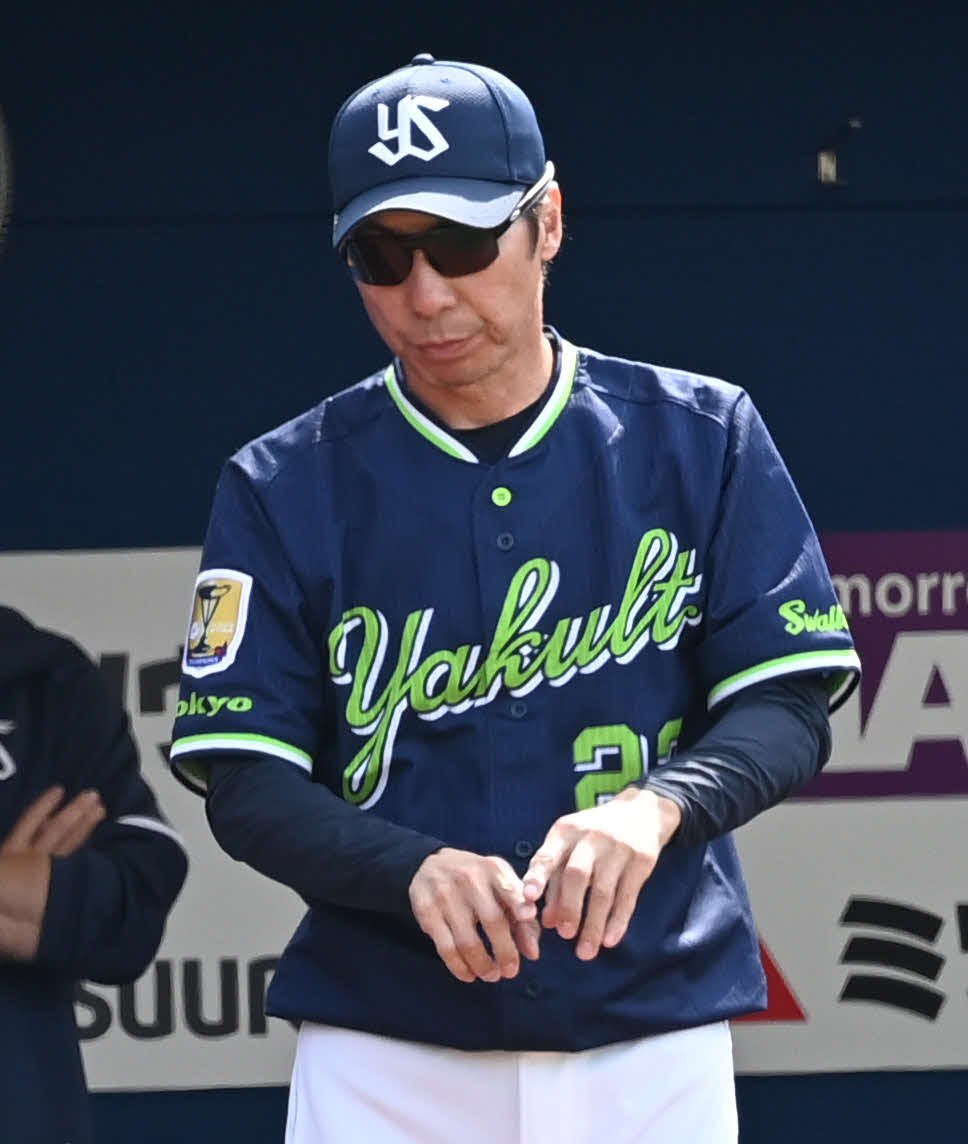 DeNA対ヤクルト　2回裏DeNA2死一、二塁、佐野の左前打で本塁突入した京田の判定を巡ってリプレー検証を要求する高津監督。判定が覆りアウトになる（撮影・山崎安昭）