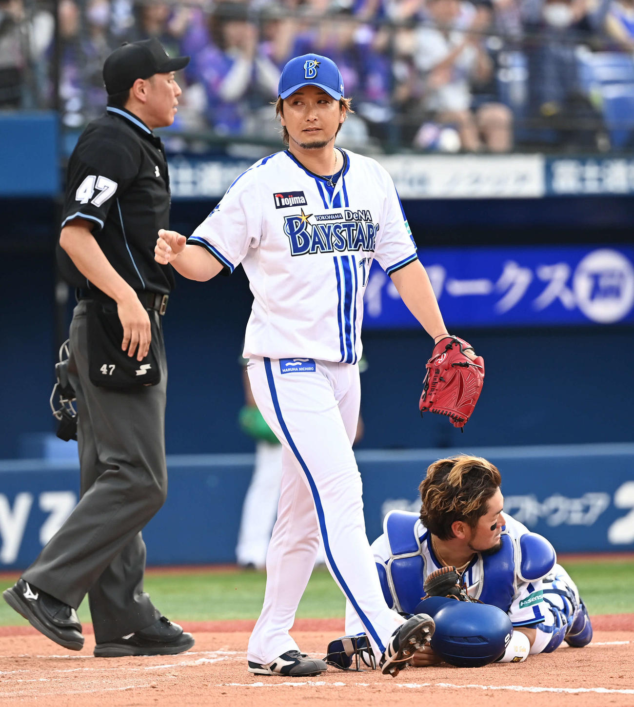 DeNA対ヤクルト　10回表ヤクルト1死満塁、三嶋（中央）は内山の左飛で本塁突入した山田が憤死し安堵（あんど）の表情。捕手戸柱（撮影・山崎安昭）