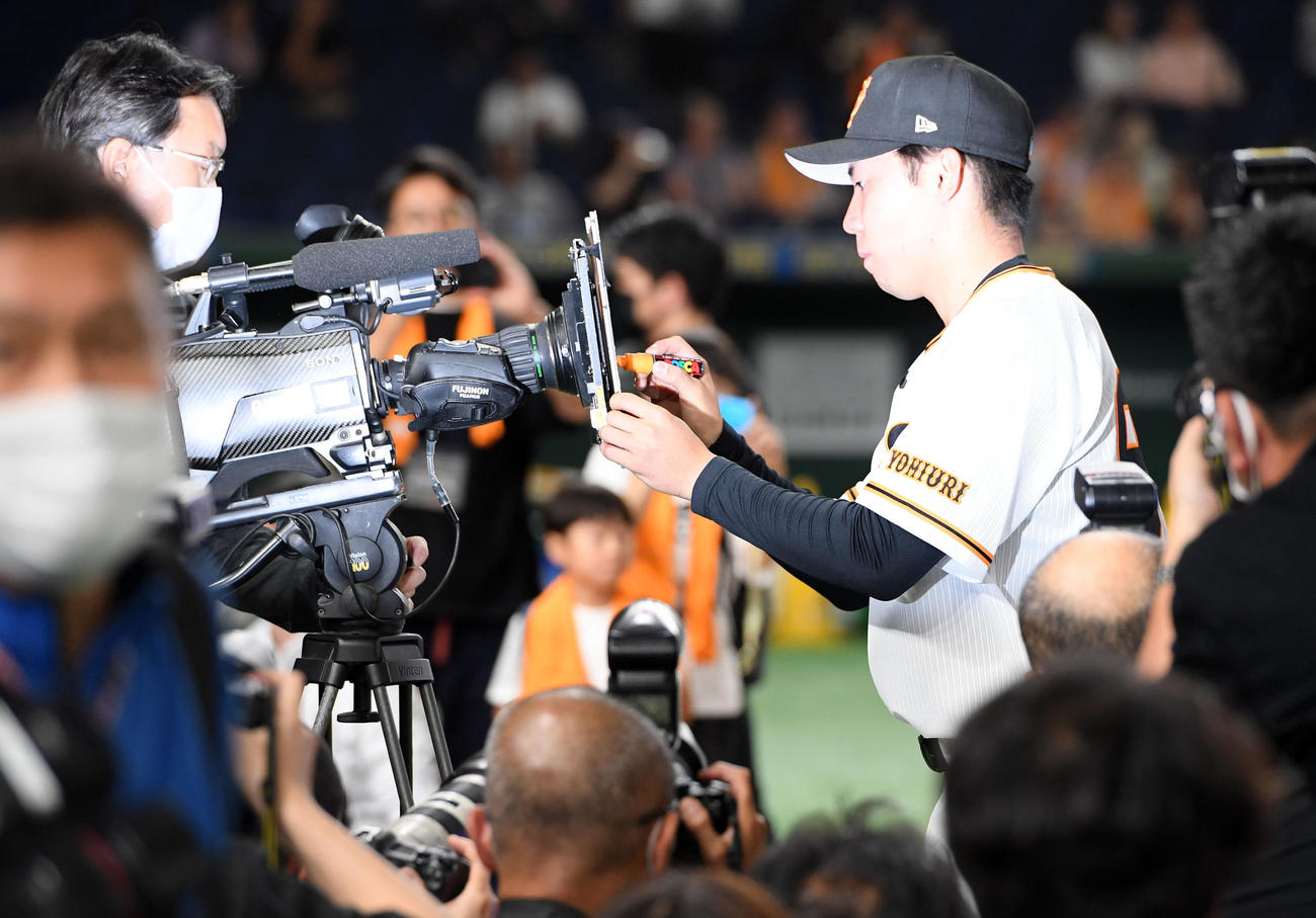 巨人対中日　ヒーローズ・カメラにサインをする巨人松井颯（撮影・たえ見朱実）