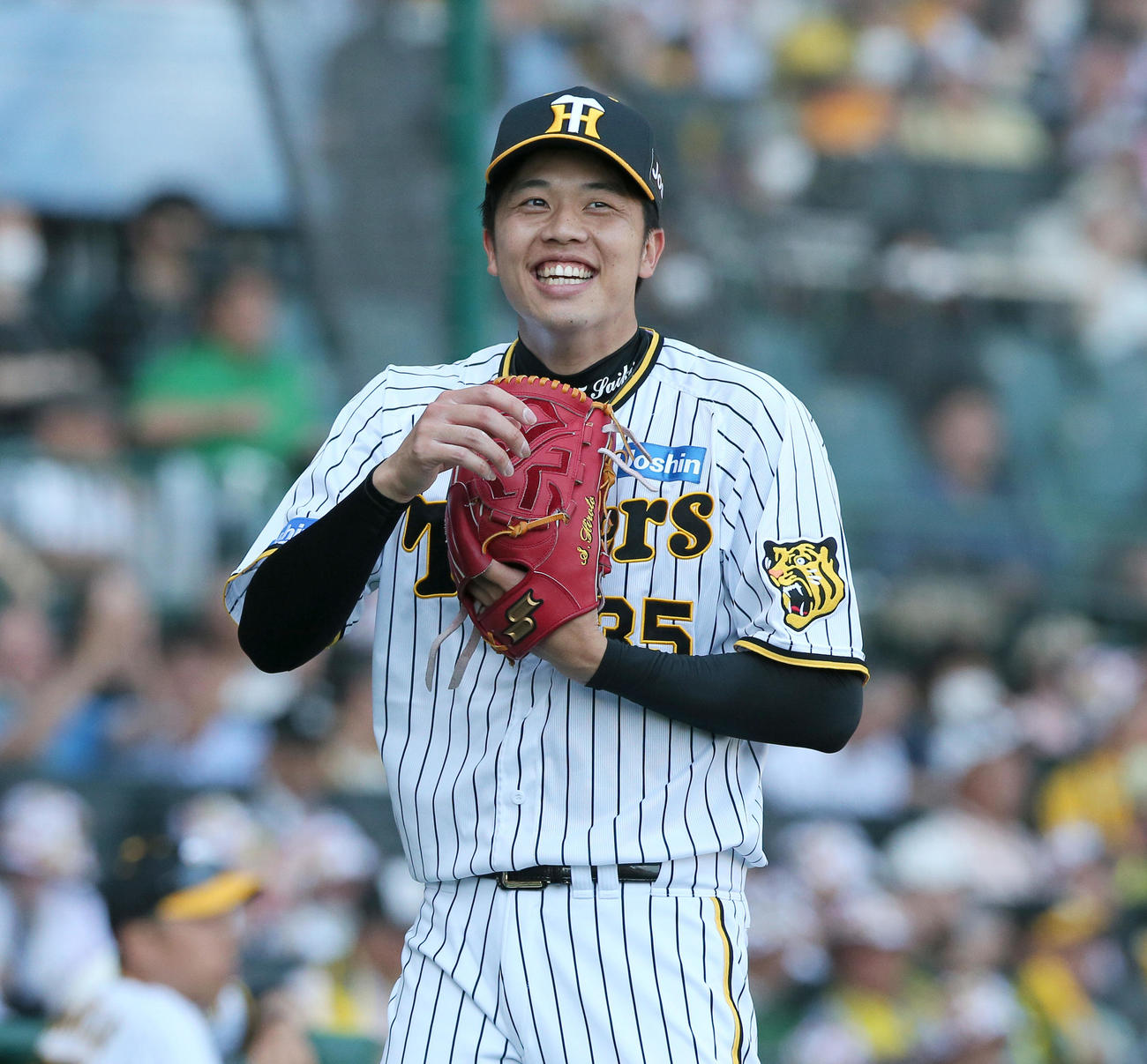阪神対広島　4回裏に追加点が入った阪神才木はベンチ前で笑顔を見せる（撮影・上山淳一）