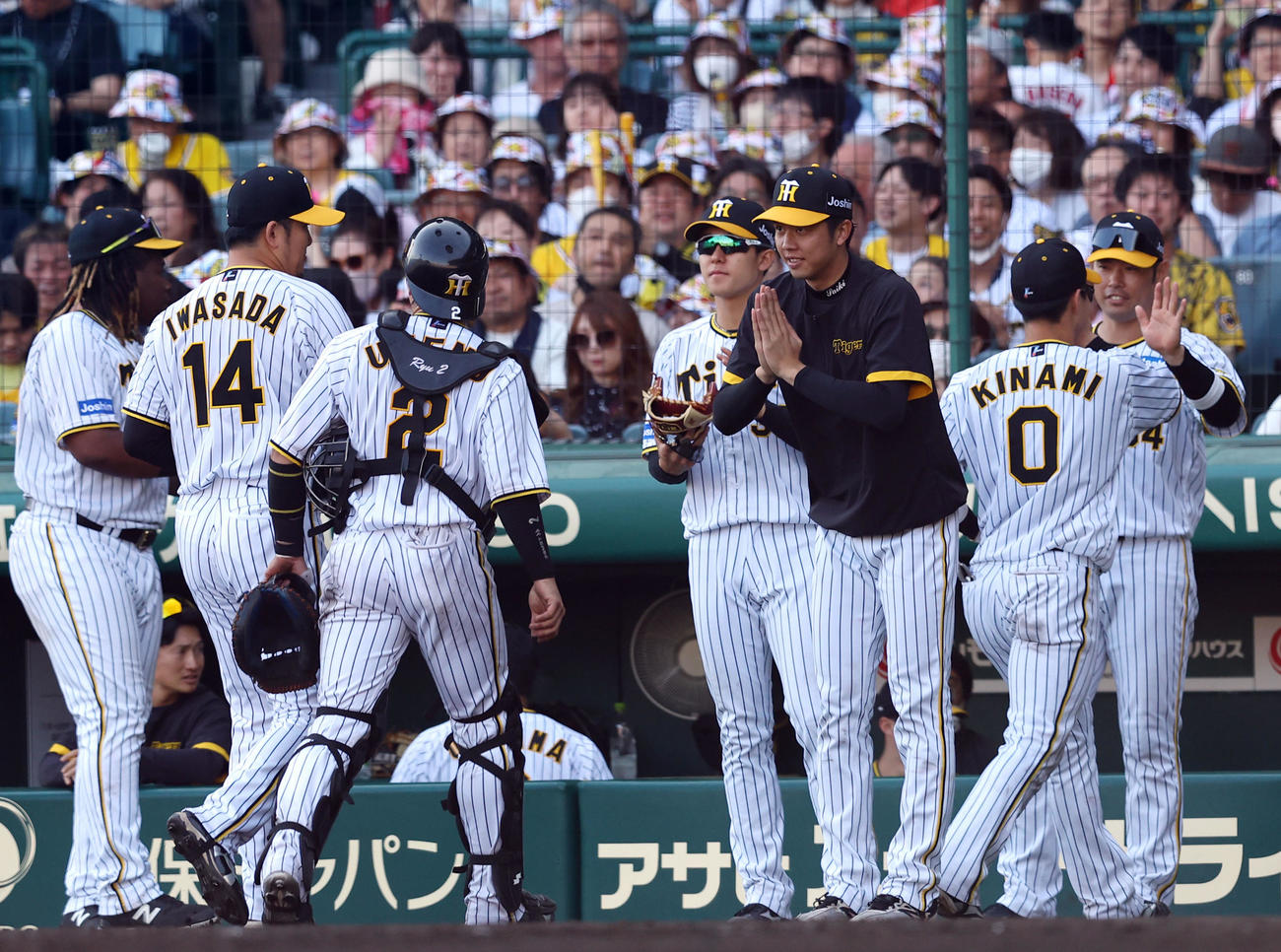 阪神対広島　8回表広島攻撃終了、才木（右から3人目）は岩貞（左から2人目）を手を合わせて迎える（撮影・藤尾明華）