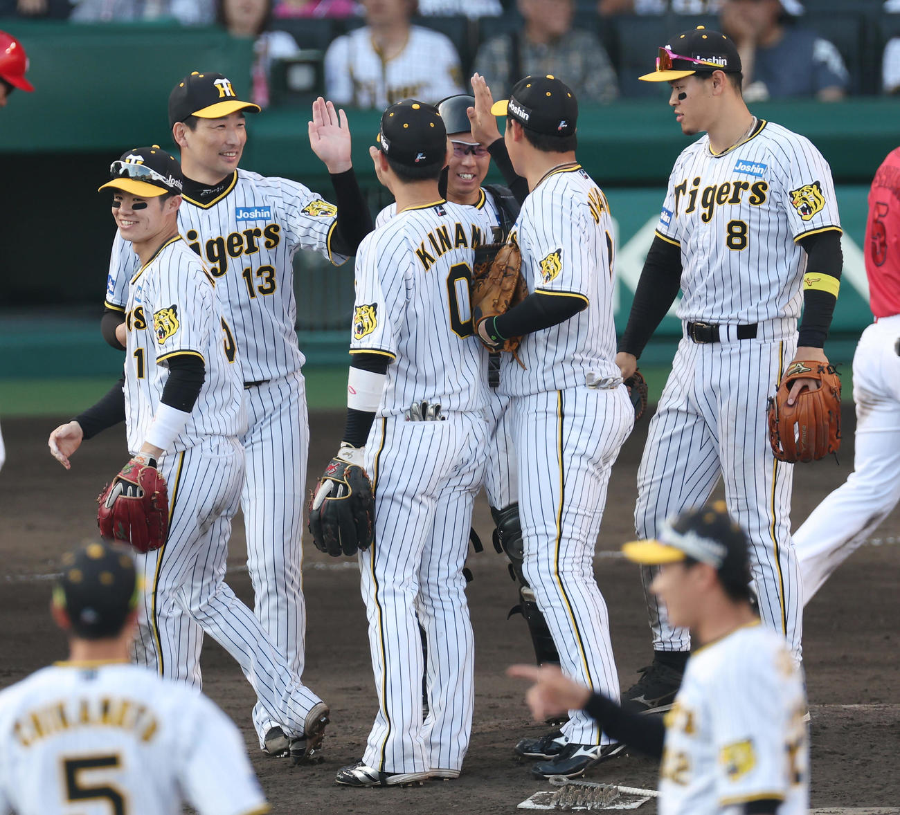 阪神対広島　広島に連勝し、タッチを交わして喜び合う岩崎（左から2人目）ら阪神ナイン（撮影・前田充）