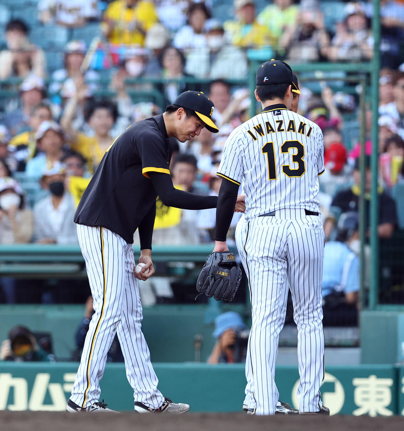 阪神対広島　広島に勝利し、岩崎（右）と握手を交わす阪神才木（撮影・藤尾明華）
