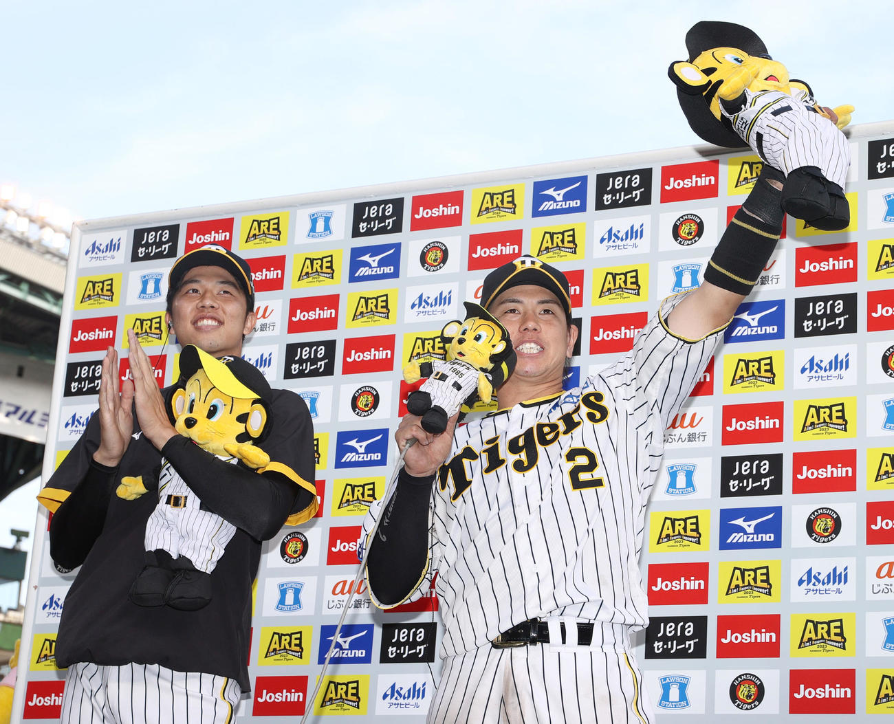 阪神対広島　ヒーローの阪神梅野（右）と才木は「あさっても勝つばい！」とさけぶ（撮影・上山淳一）