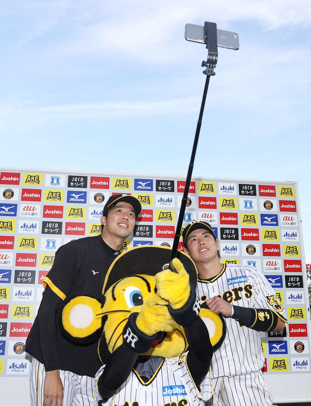 阪神対広島　ヒーローインタビュー後、笑顔で記念撮影する才木（左）と梅野（撮影・上山淳一）