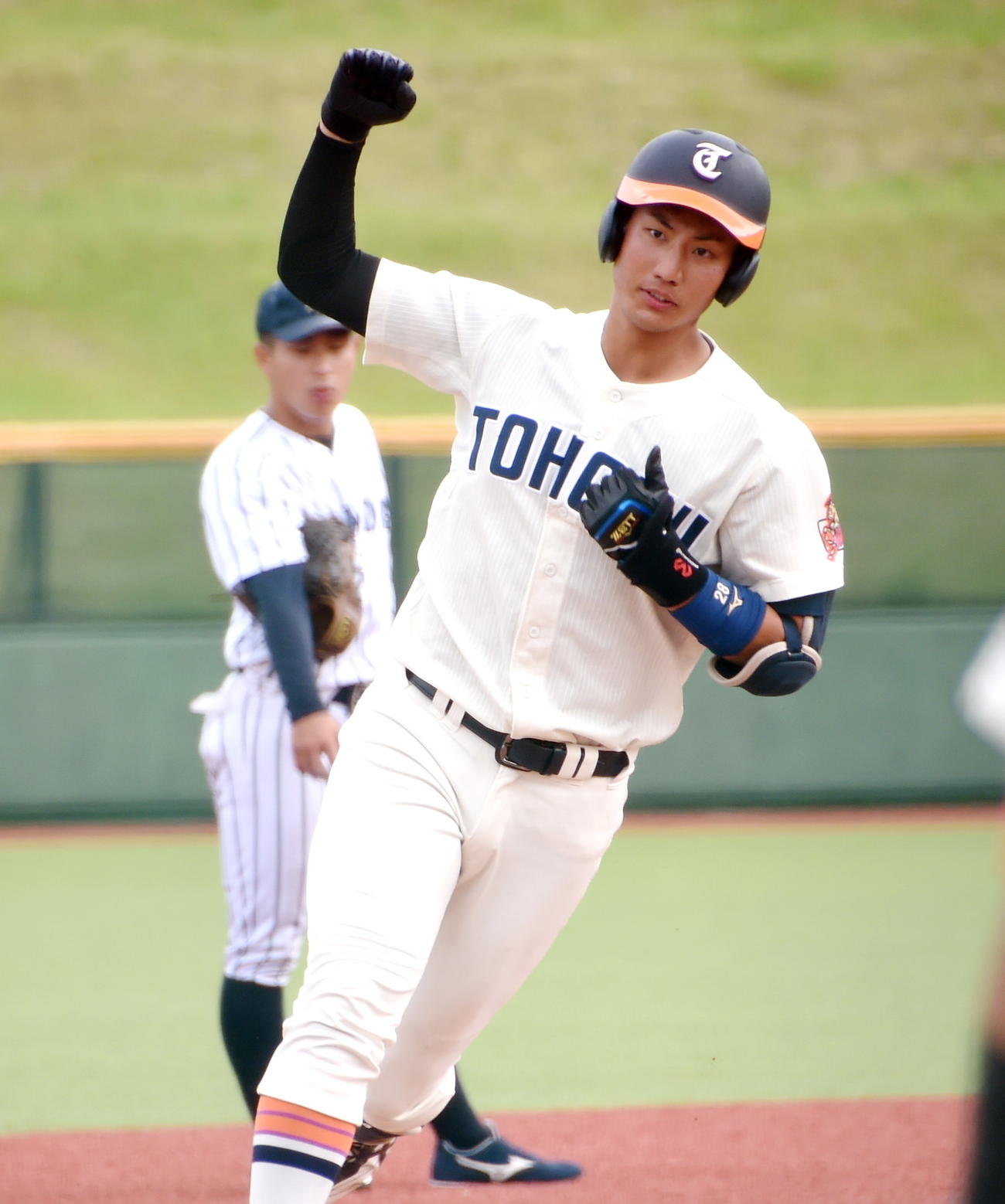 8回、勝ち越しのソロ本塁打を放ちガッツポーズする東北福祉大・和田