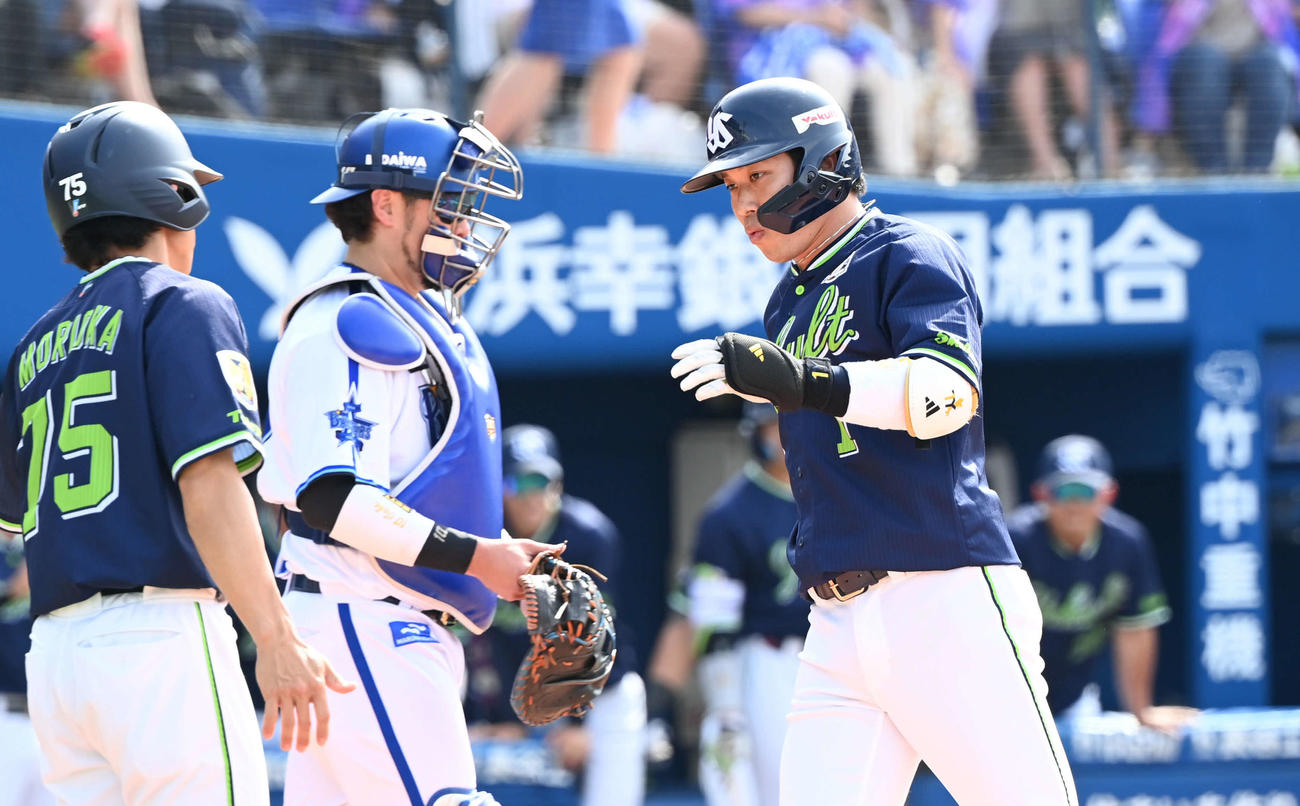 DeNA対ヤクルト　4回表ヤクルト無死、ソロ本塁打を放った山田（右）は森岡コーチ（左）とタッチを交わす。捕手戸柱（撮影・山崎安昭）