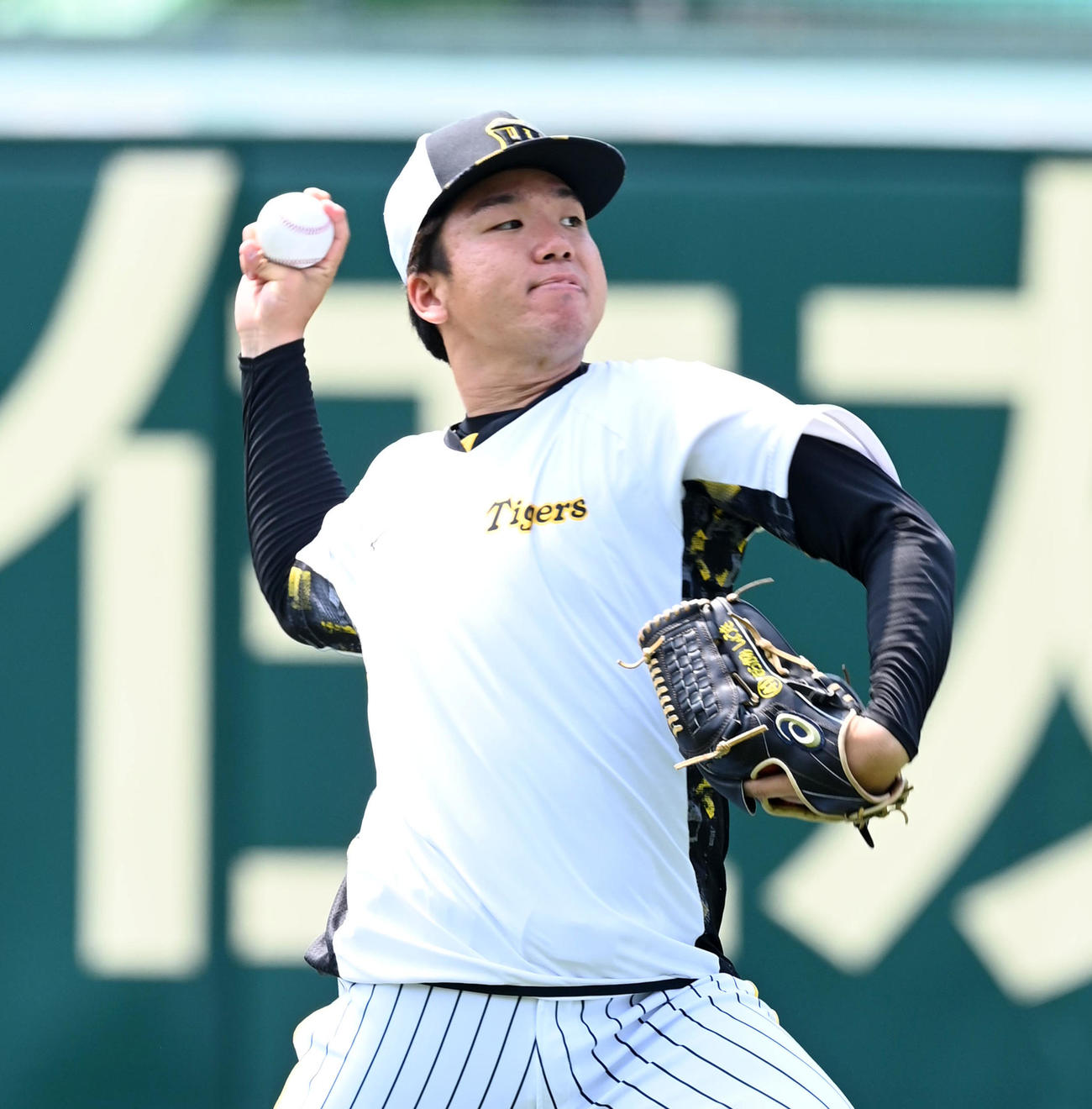 キャッチボールを行う村上（撮影・前岡正明）