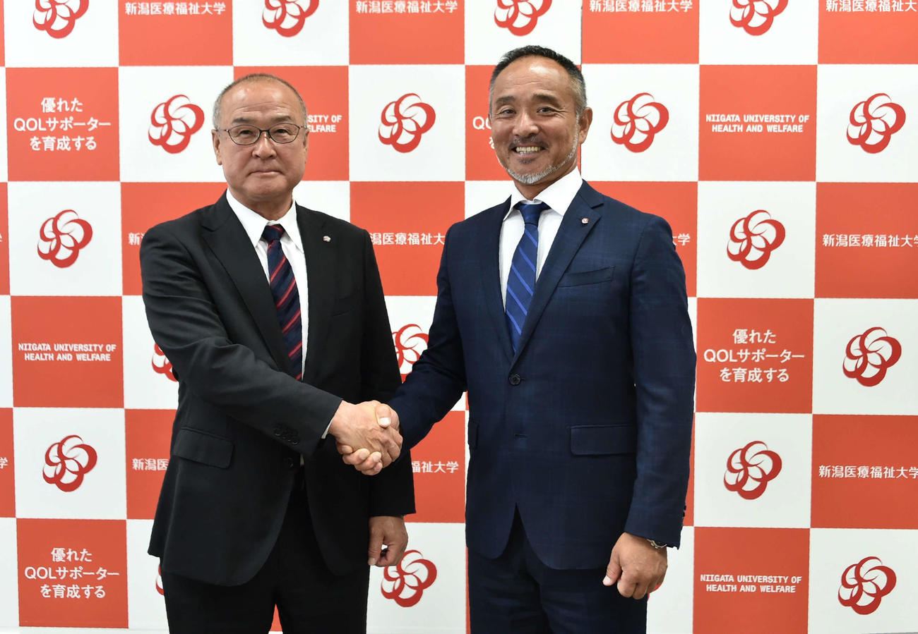 来春創部の新潟医療福祉大女子硬式野球部監督に就任した後藤氏（右）。左は同大男子硬式野球部の佐藤総監督