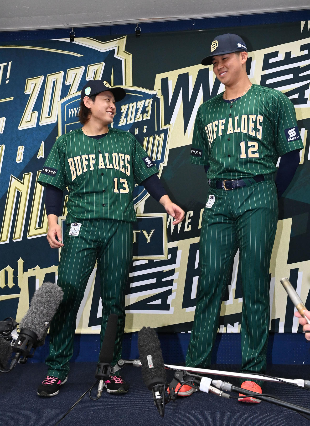 「Bs　夏の陣」で着用するユニホームを披露する宮城大弥（左）と山下（撮影・和賀正仁）