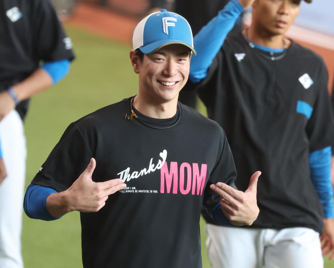 母の日にちなんだTシャツを着る松本剛（2023年5月14日撮影）