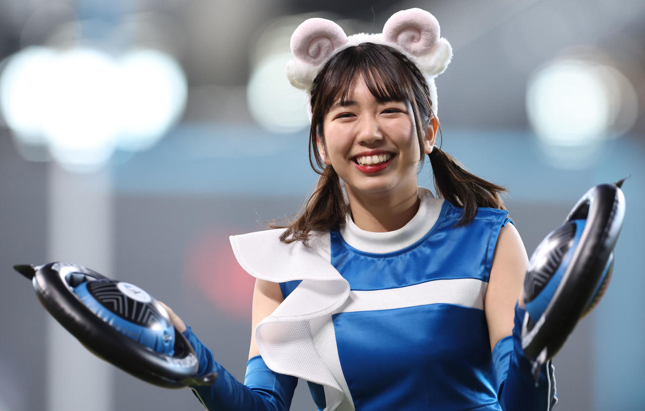 「ひつじダンス」を踊るファイターズガール高野実さん（2023年4月30日撮影）