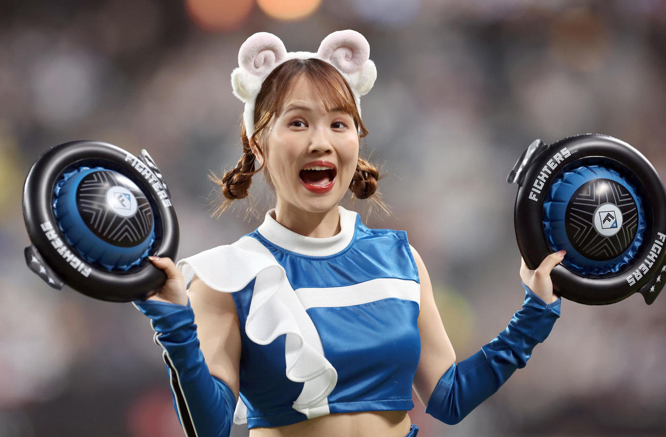 羊ヘアで「ジンギスカンダンス」を披露するファイターズガールの山口伶奈さん（2023年5月17日撮影）