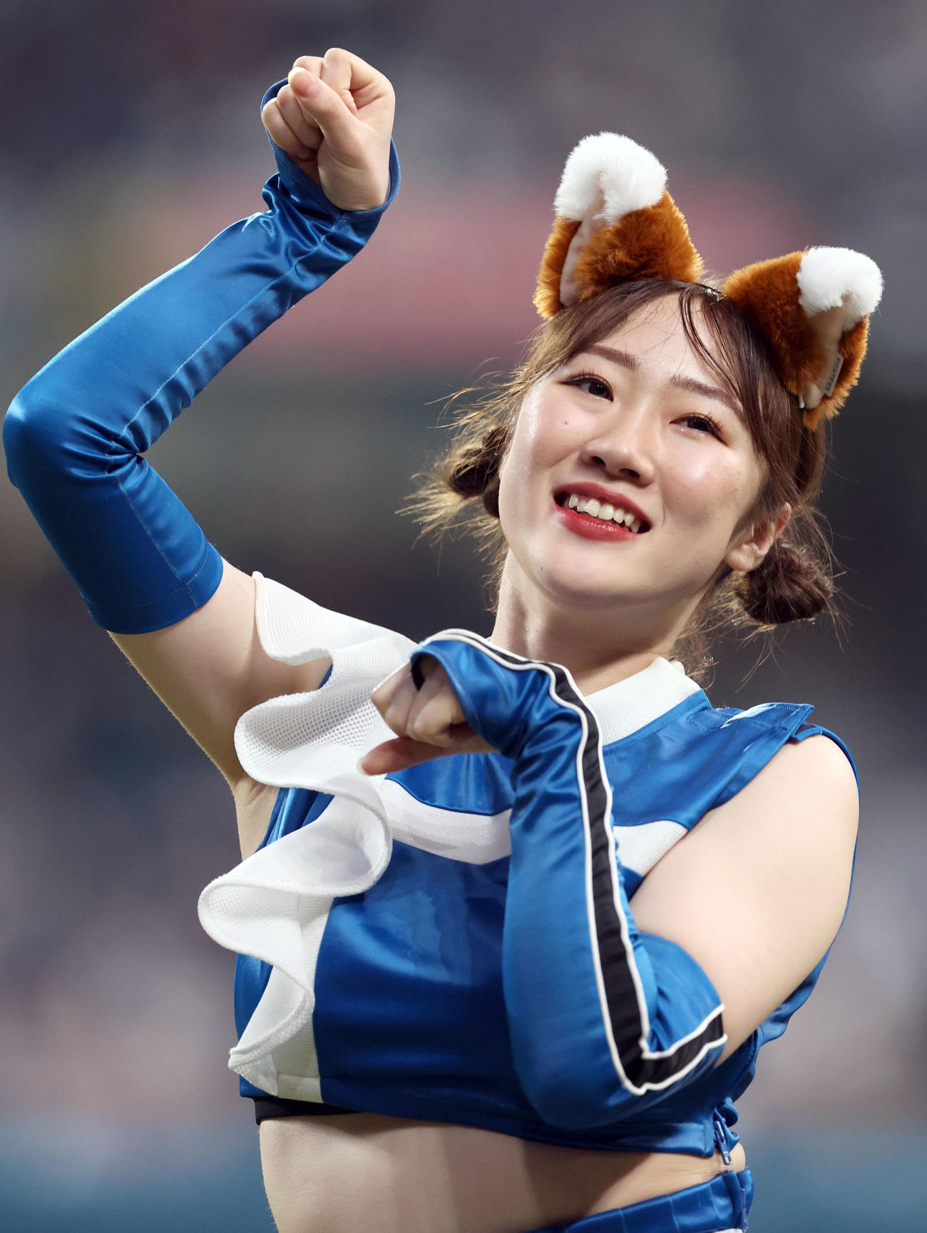 羊ヘアで「きつねダンス」を披露するファイターズガールの田原悠希さん（2023年5月17日撮影）