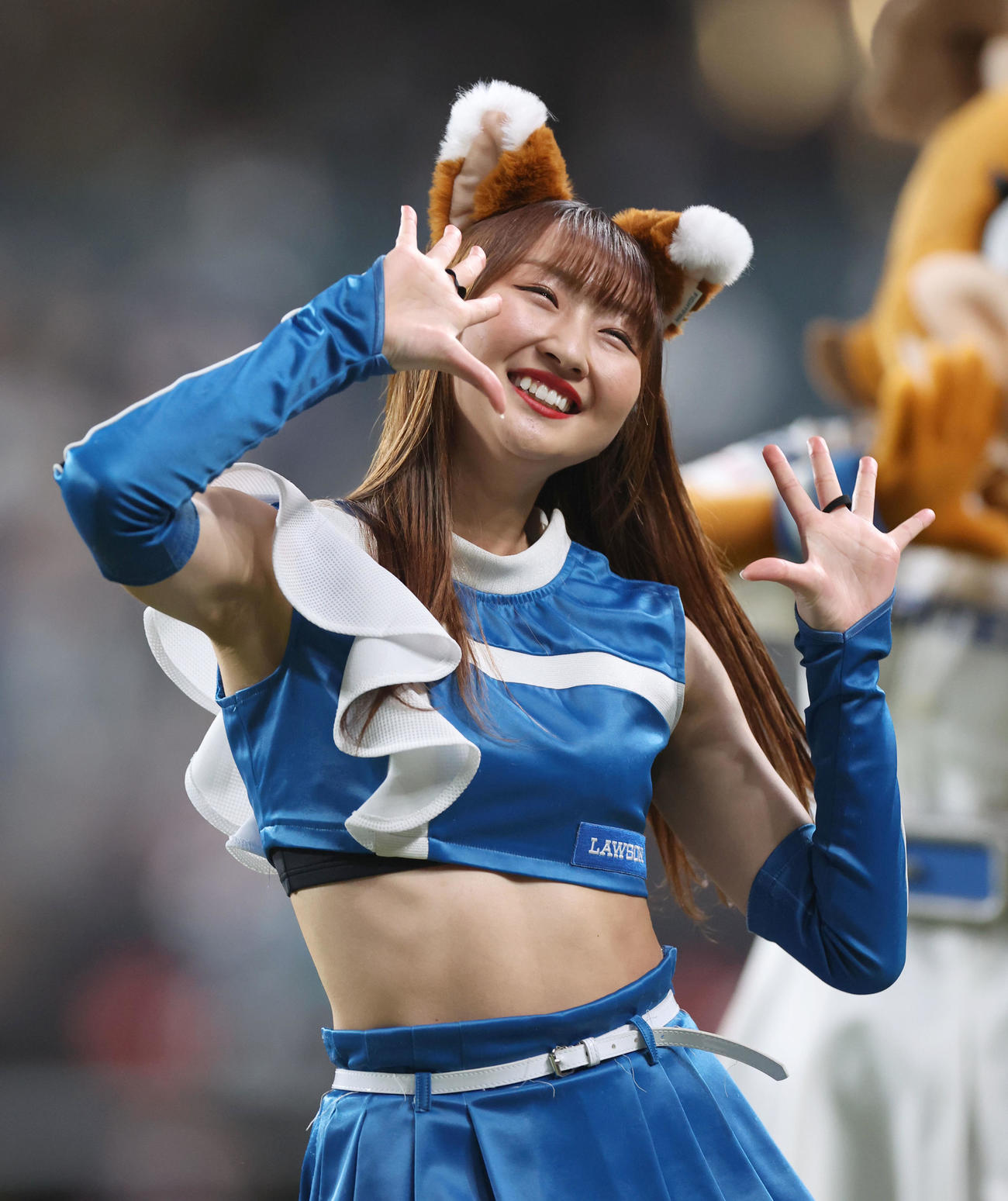 きつねダンスを踊るファイターズガールの清水麻矢さん（2023年4月20日撮影）