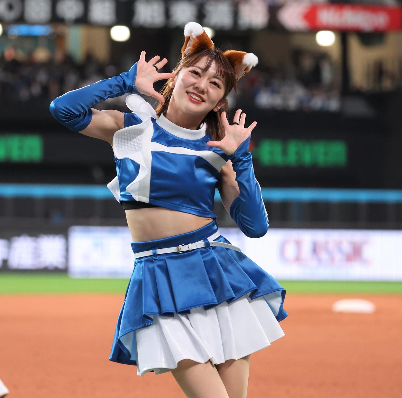 きつねダンスを踊るファイターズガールの日戸琴音さん（2023年4月20日撮影）