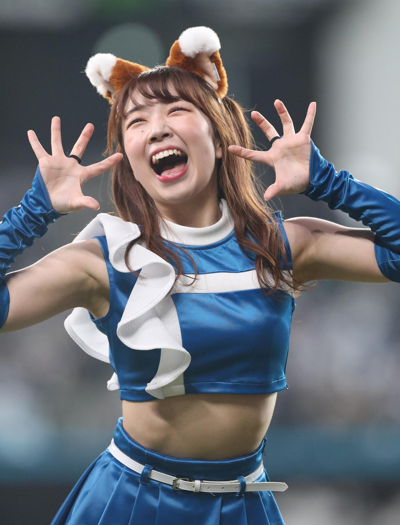 「きつねダンス」を踊るファイターズガールの上山真奈さん（2023年4月16日撮影）