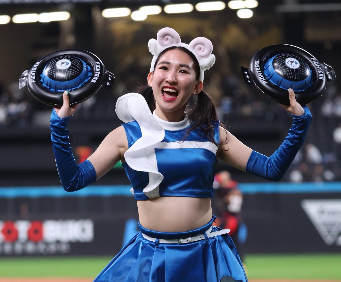 ジンギスカンダンスを踊るファイターズガールの志堅原花音さん（2023年5月17日撮影）