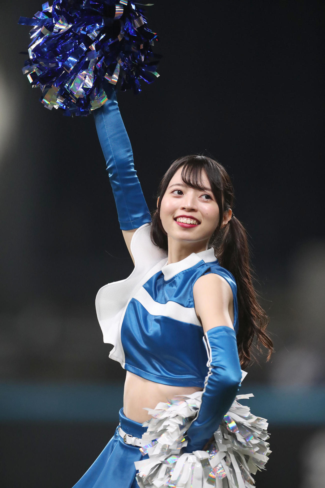 笑顔で踊るファイターズガールの塩沢美咲さん（2023年4月14日撮影）