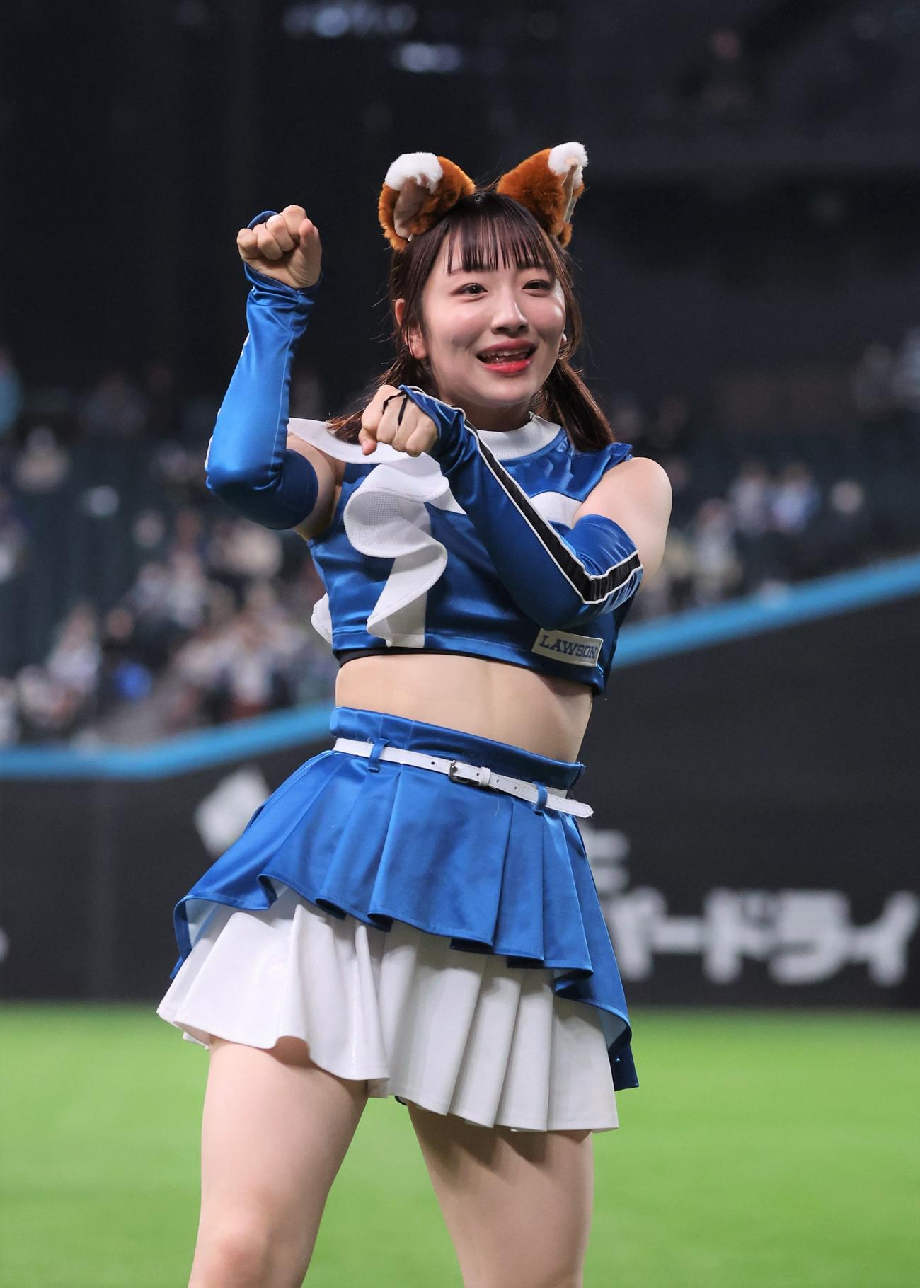 きつねダンスを踊るファイターズガールの田中心優さん（2023年5月17日撮影）