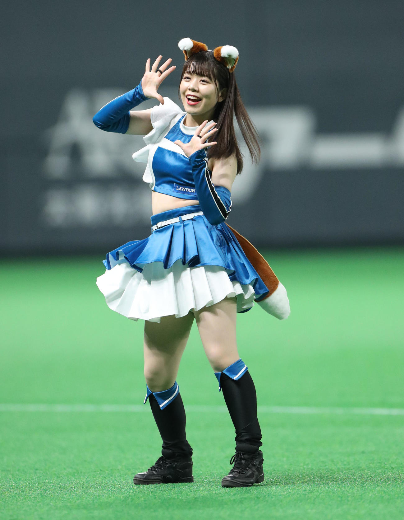 「きつねダンス」を踊るファイターズガールの田中杏奈さん（2023年3月4日撮影）