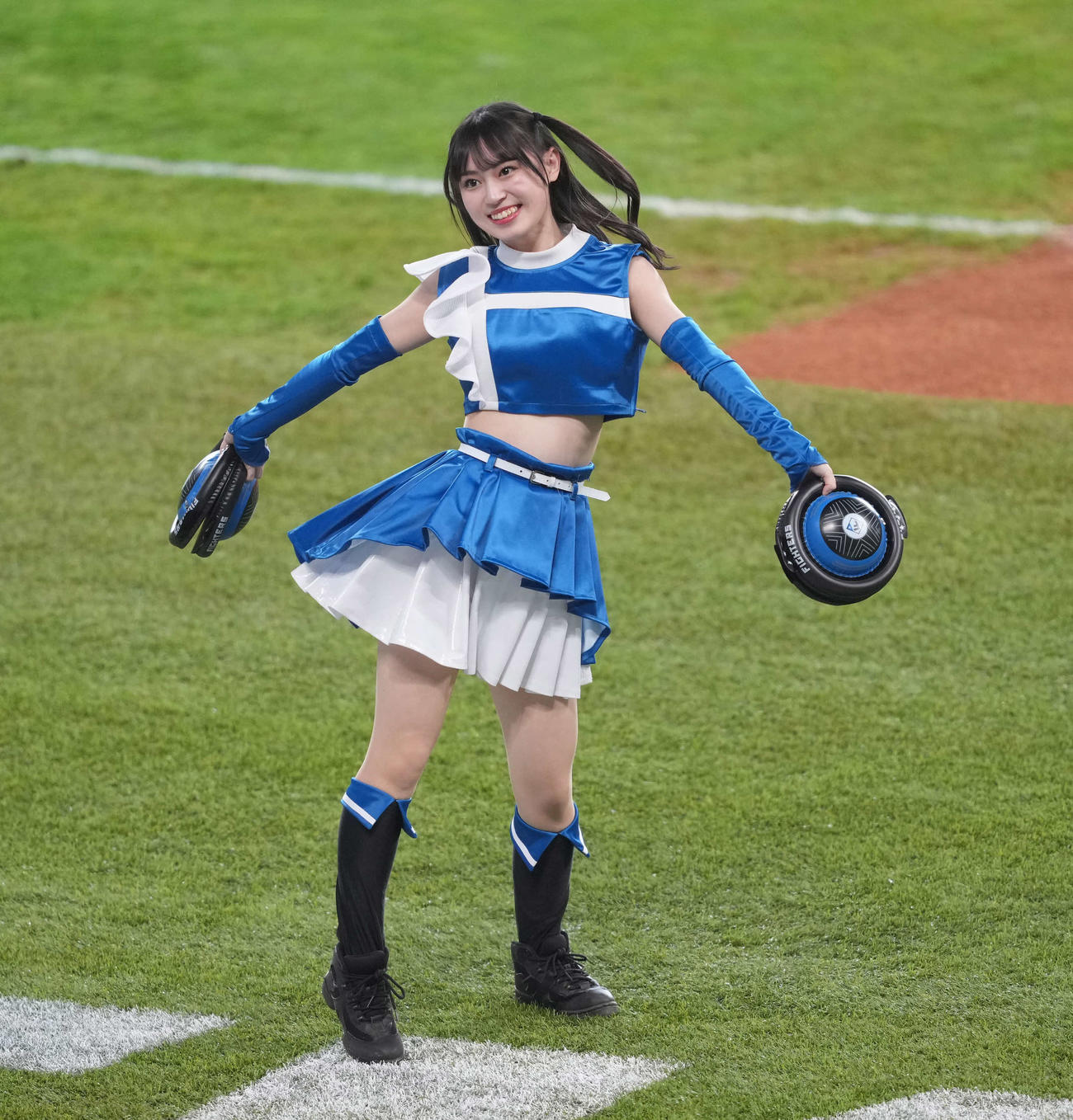 ジンギスカンダンスをするファイターズガール橋本莉々花さん（2023年4月2日撮影）
