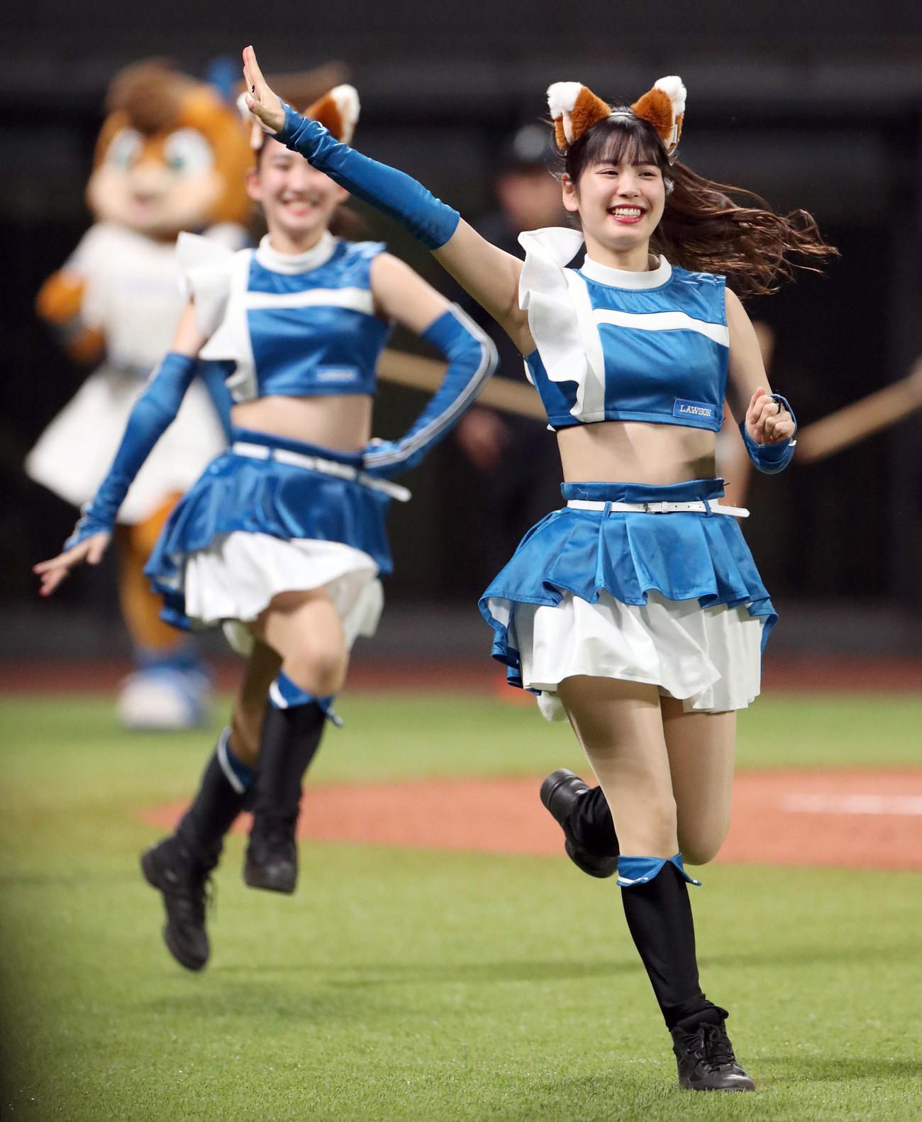 「きつねダンス」を披露する定位置まで笑顔で全力疾走するファイターズガールの滝谷美夢さん（2023年3月22日撮影）
