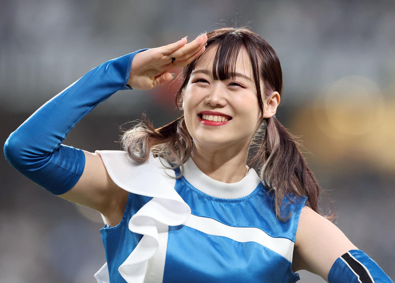 ダンスを踊るファイターズガールの讃岐花笑さん