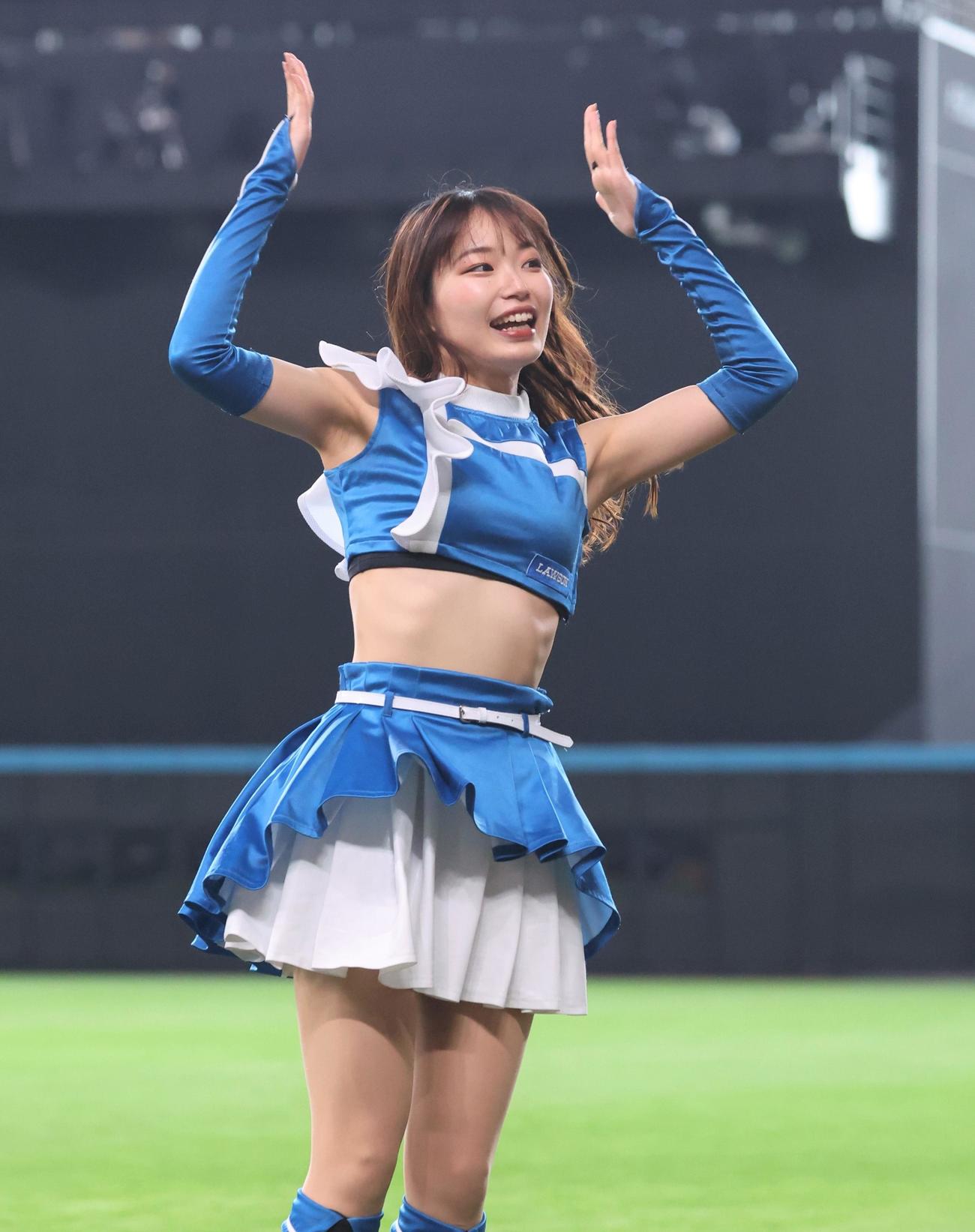 踊るファイターズガールの辻菜穂子さん