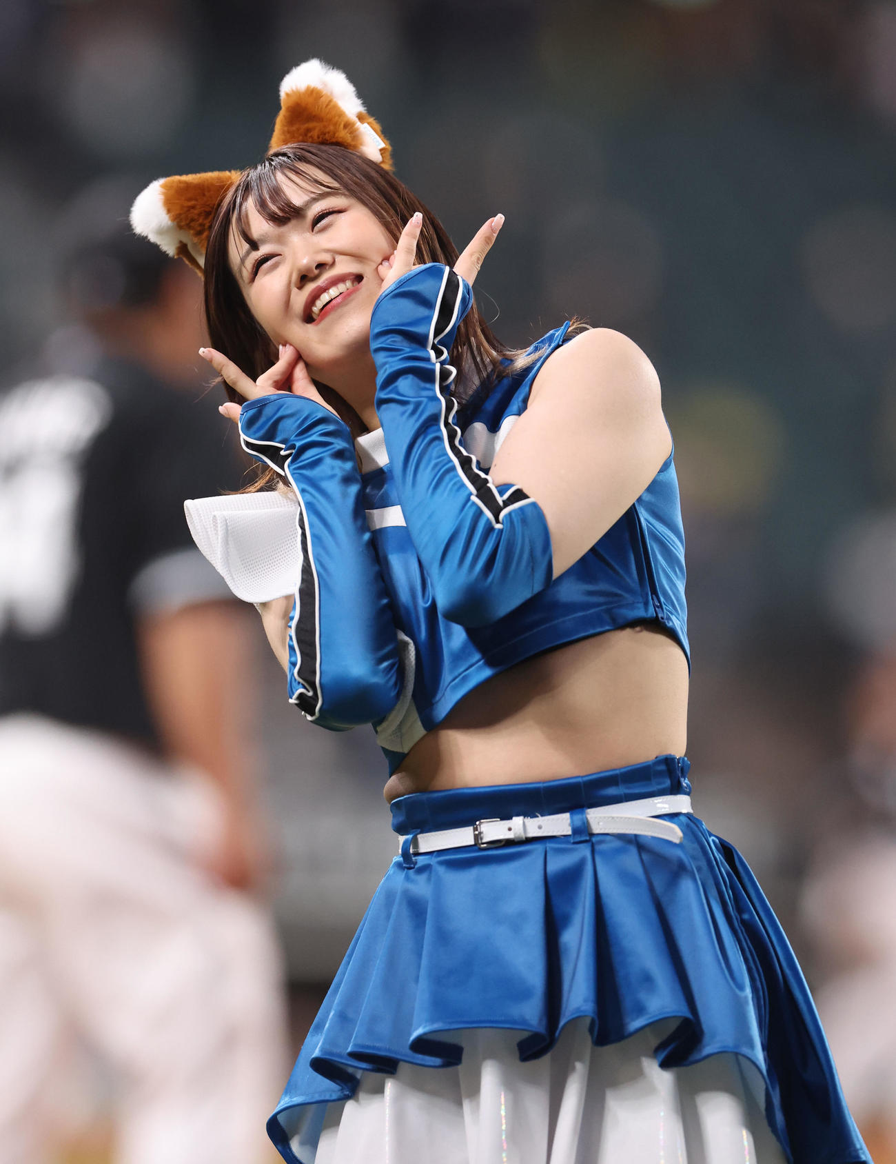 きつねダンスを踊るファイターズガールの讃岐花笑さん（2023年4月20日撮影）