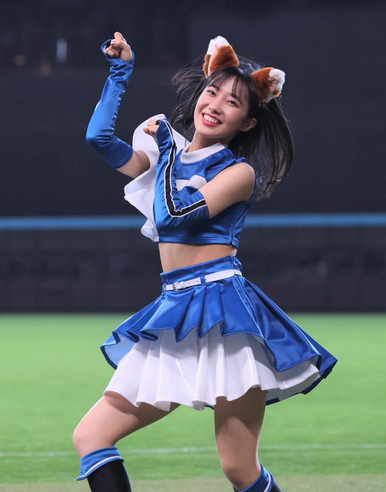 「きつねダンス」を踊るファイターズガールの西崎光さん（2023年4月4日撮影）