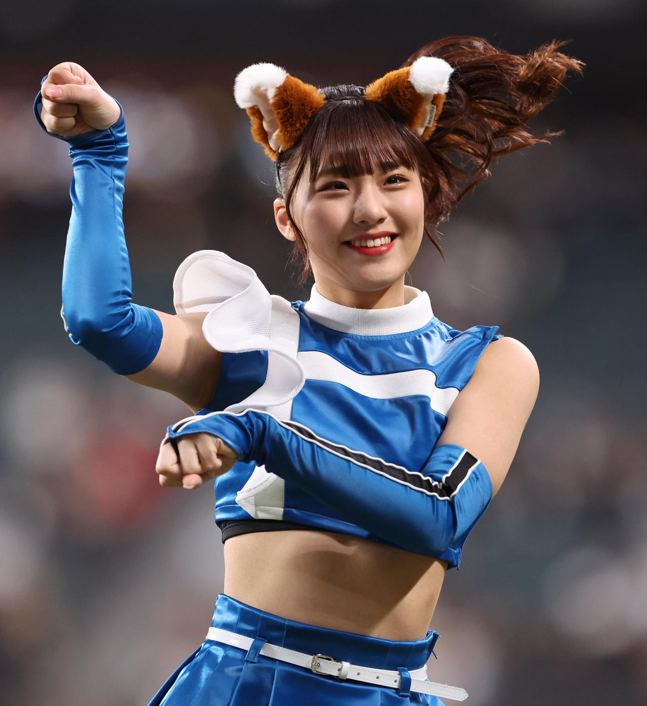 「きつねダンス」を踊るファイターズガールの工藤彩音さん（2023年4月25日撮影）