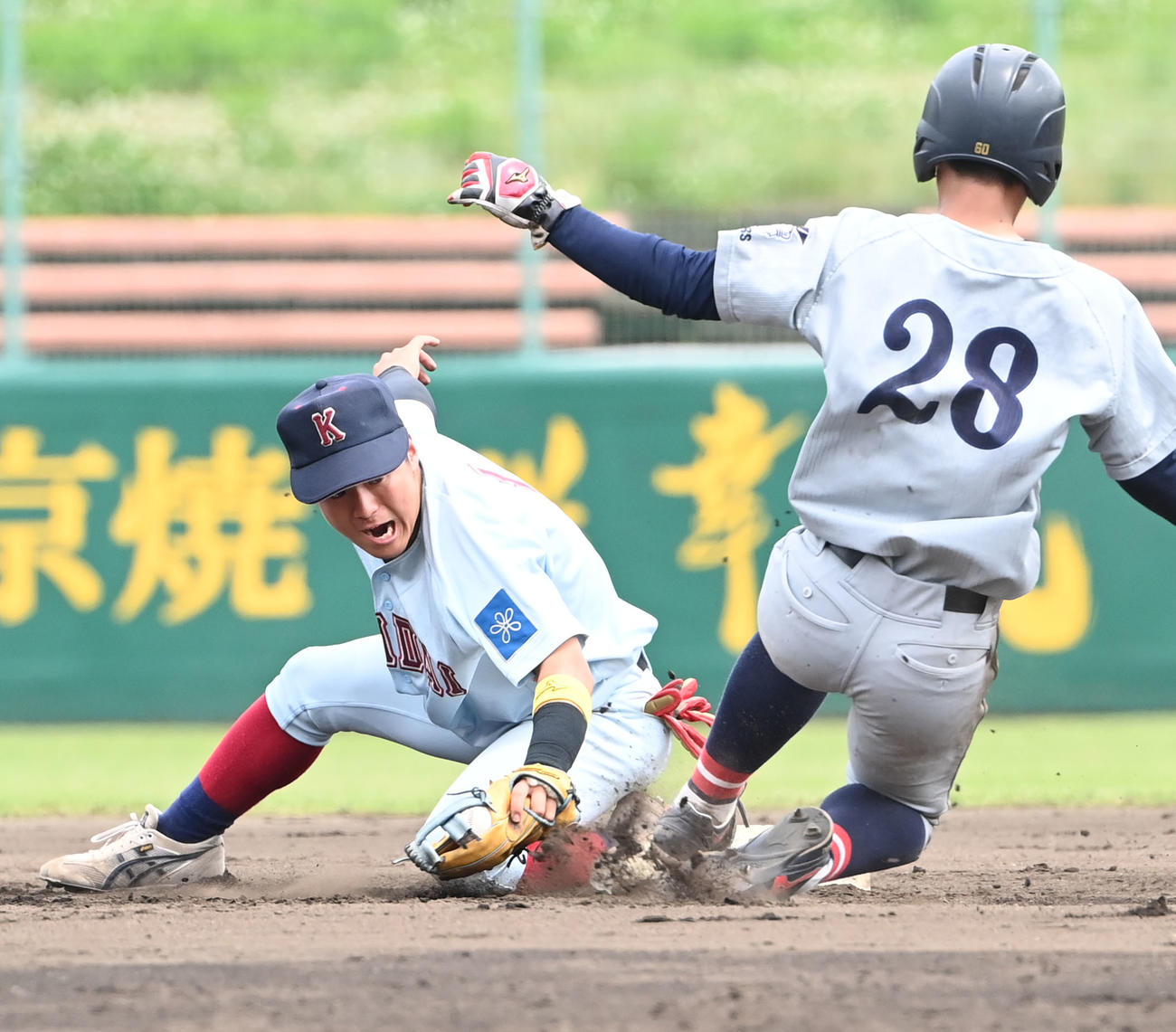 近大対関大　7回裏関大1死一塁、田中大の盗塁にタッチする遊撃手坂下（撮影・和賀正仁）