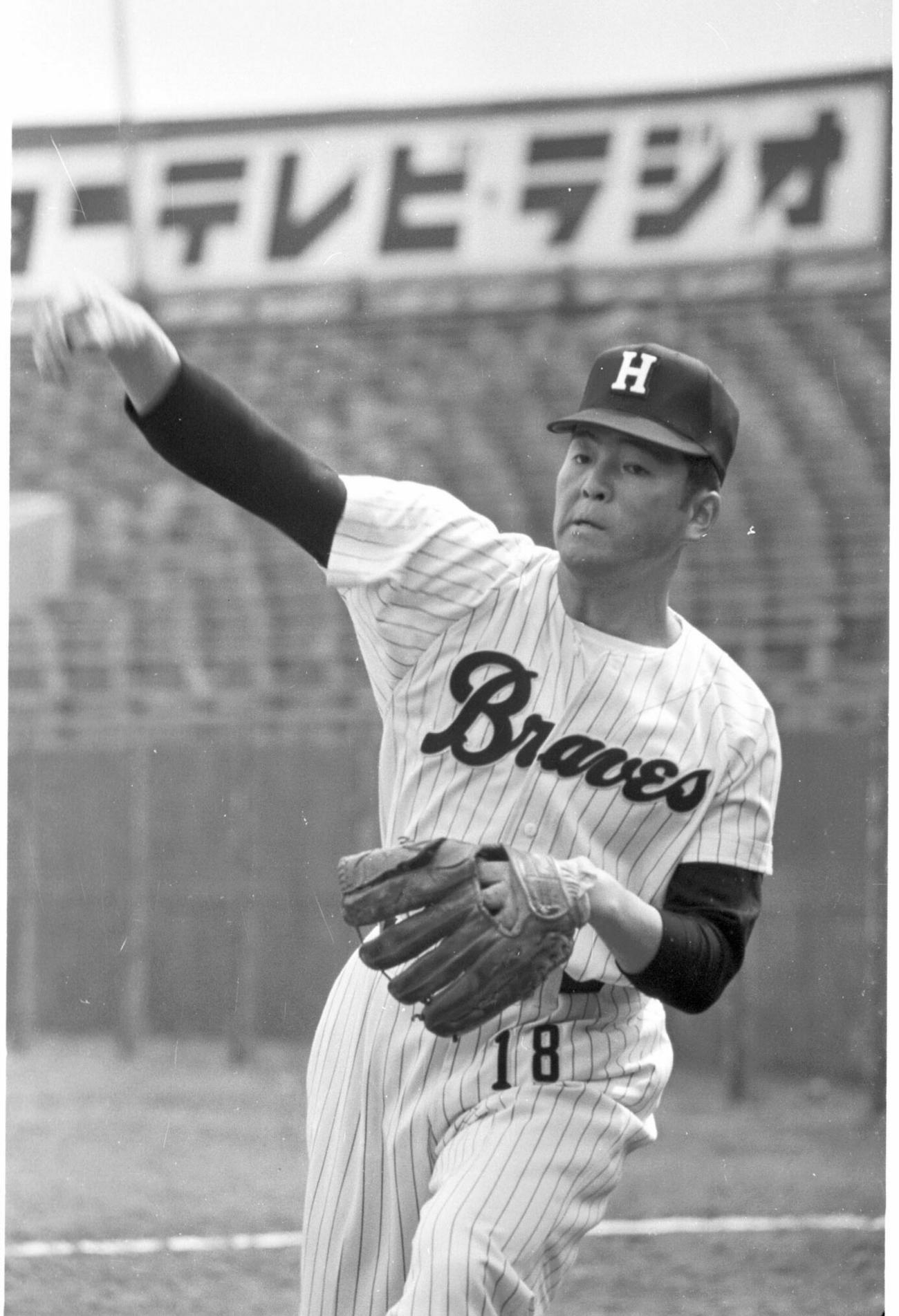 62年、キャッチボールする阪急米田哲也