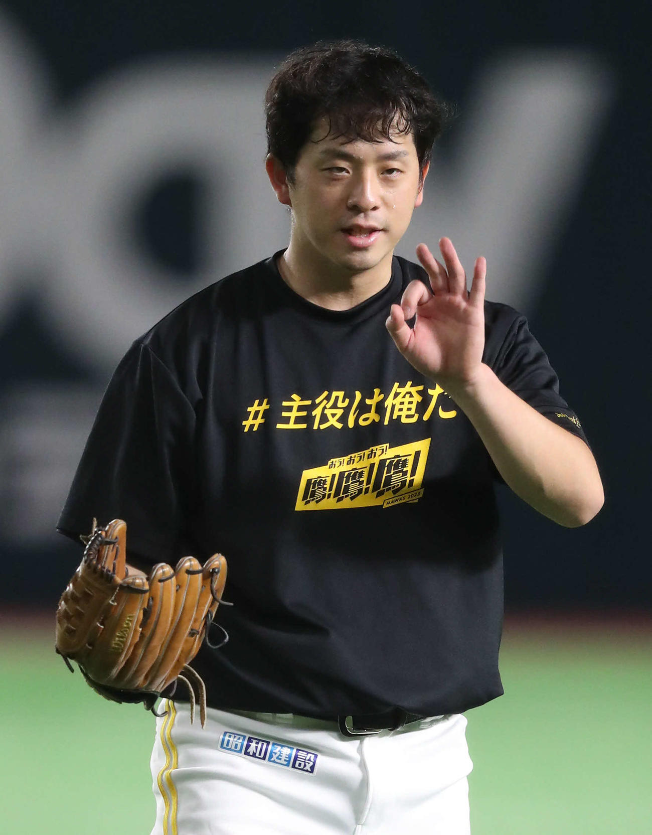 キャッチボールの途中でOKマークを出すソフトバンク大関（撮影・梅根麻紀）