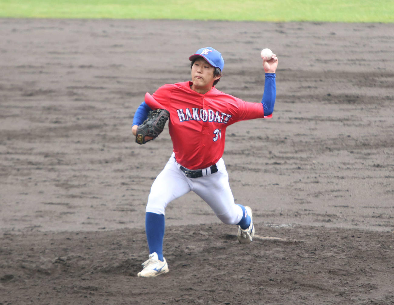 東農大北海道対函館大　力投する函館大・佐々木（撮影・山崎純一）
