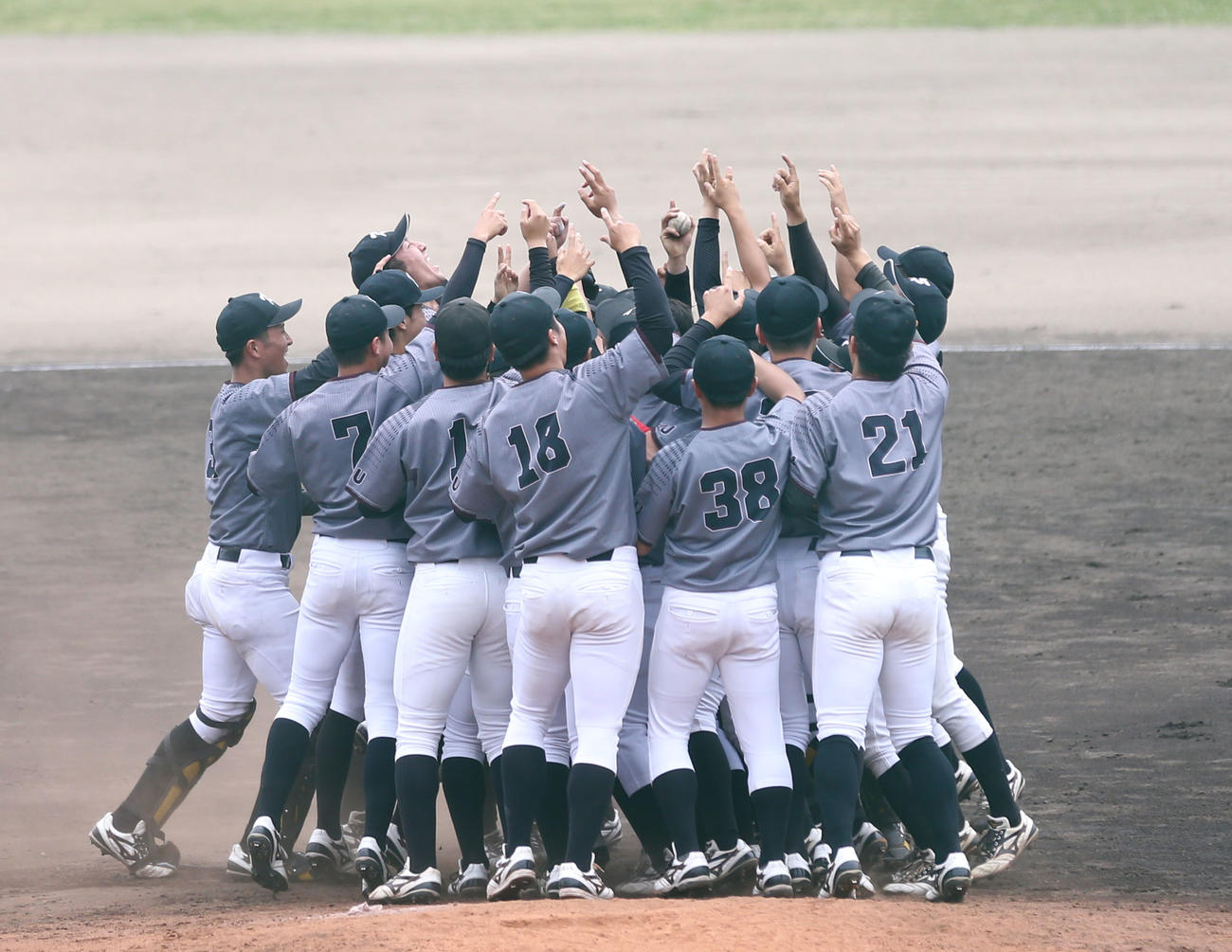 第52回福岡六大学野球春季リーグ　優勝の瞬間、マウンドに駆け寄る九産大ナイン（撮影・冨田成美）
