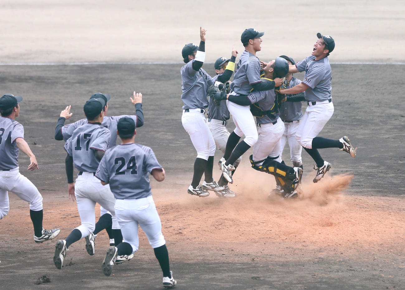 福岡6大学野球春季リーグで優勝し、マウンドに駆け寄る九産大ナイン（撮影・冨田成美）
