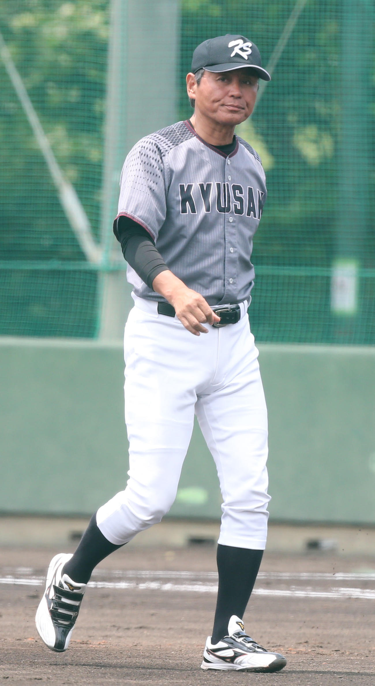第52回福岡六大学野球春季リーグ　選手の交代を告げる大久保監督（撮影・冨田成美）