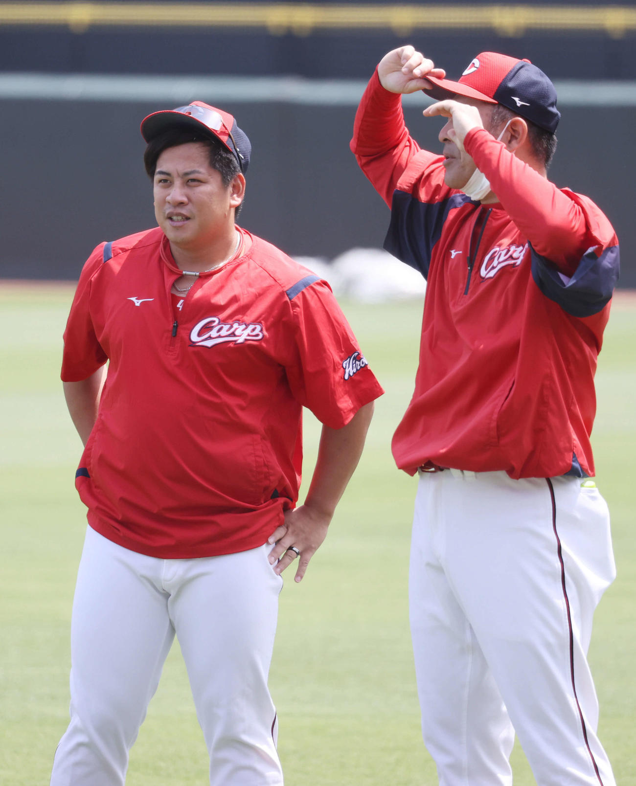 広島投手指名練習　菊地原投手コーチ（右）と話し合う戸根（撮影・加藤孝規）