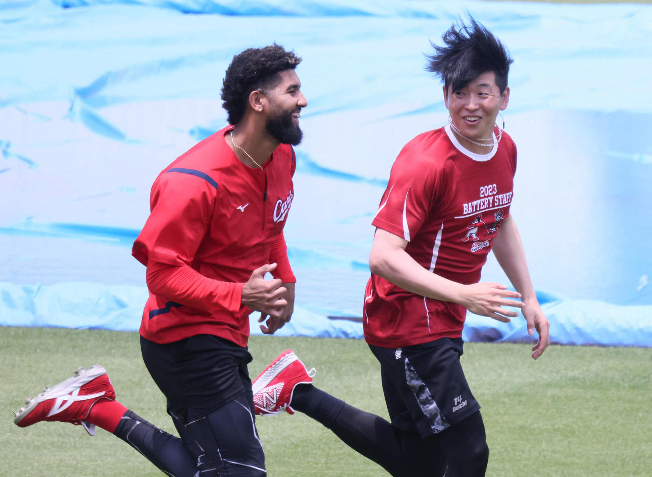 コルニエル（左）と笑顔で走り込む広島大瀬良（撮影・加藤孝規）