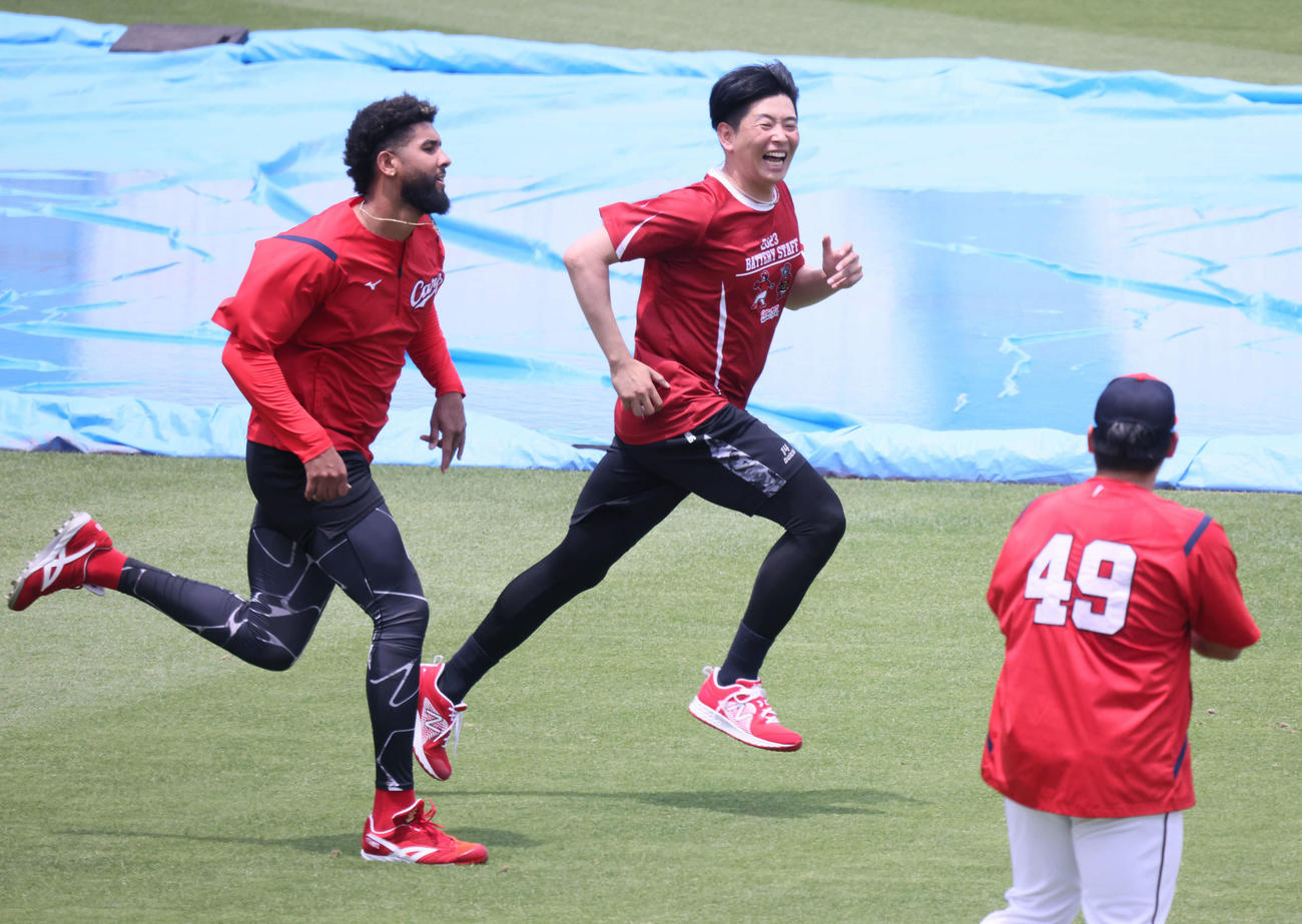 広島投手指名練習　コルニエル（左）と笑顔で走り込む大瀬良。右は戸根（撮影・加藤孝規）