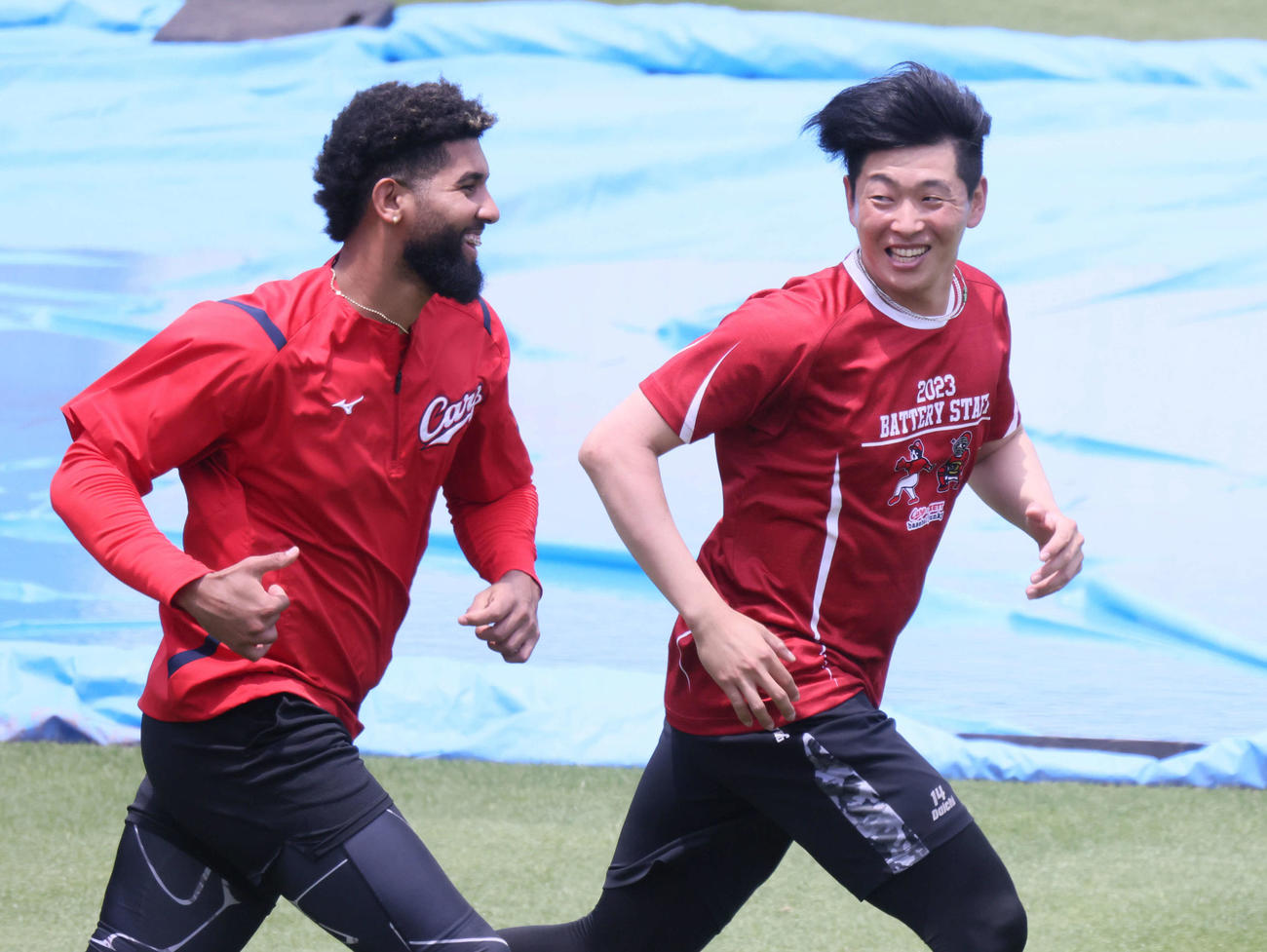 広島投手指名練習　コルニエル（左）と笑顔で走り込む大瀬良（撮影・加藤孝規）